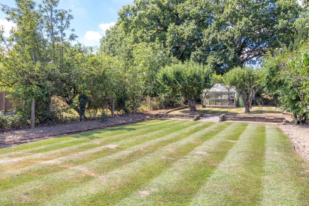 Anglesmede Crescent, Pinner, HA5 3 bed detached house for sale £975,000