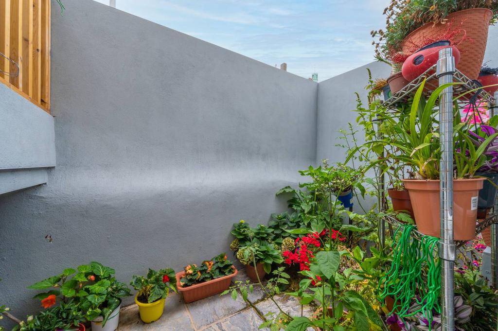 St Johns Avenue, Harlesden, London, NW10 2 bed flat for sale £425,000