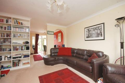 2 bedroom house to rent - Hawkswell Close, Goldsworth Park, Woking, GU21