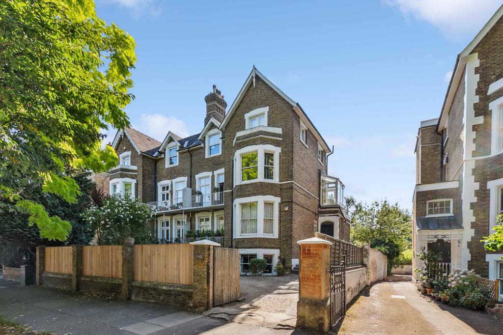 Kew Road, Richmond, Surrey 2 bed flat £2,500 pcm (£577 pw)