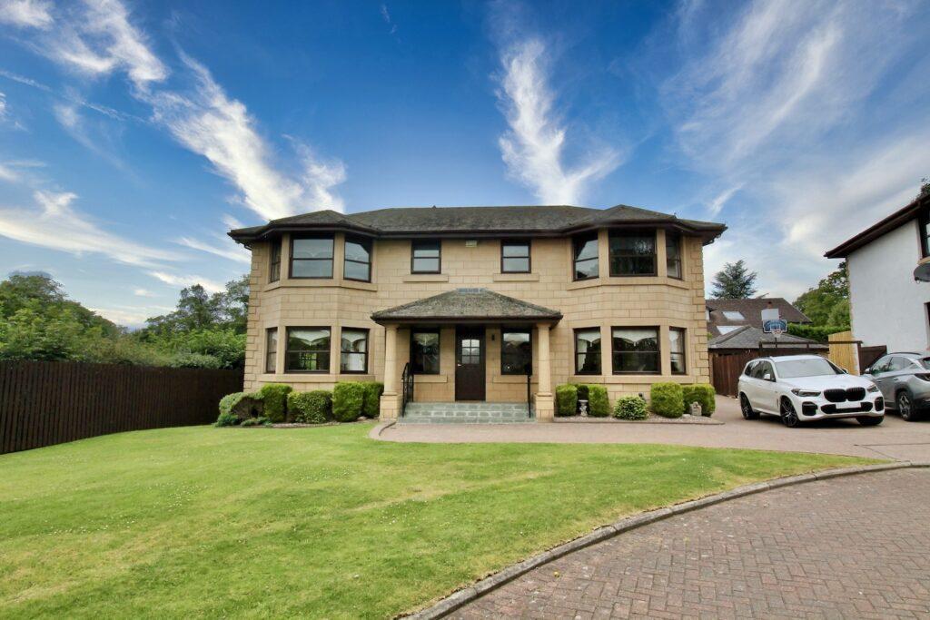 Rutherford Grange Lenzie G66 4QH 4 bed detached villa for sale £525,000