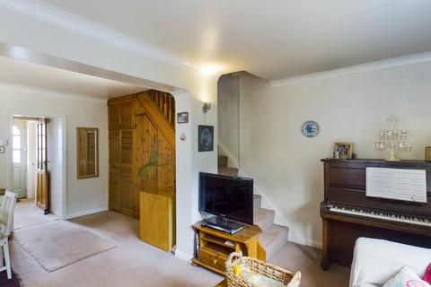 4 bedroom detached house for sale - Chestnut Close, Addlestone, Surrey, KT15