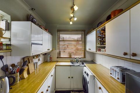 4 bedroom detached house for sale - Chestnut Close, Addlestone, Surrey, KT15