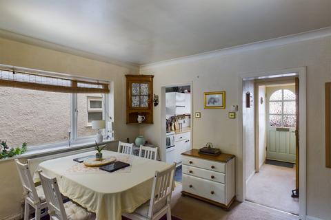 9 Chestnut Close, Addlestone, KT15 2JG