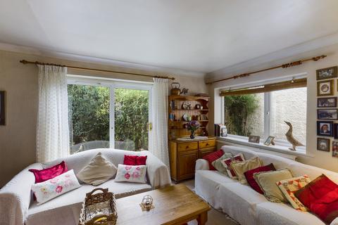 9 Chestnut Close, Addlestone, KT15 2JG