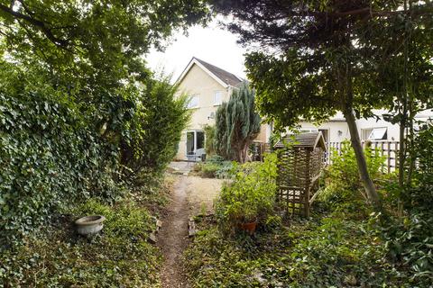 9 Chestnut Close, Addlestone, KT15 2JG