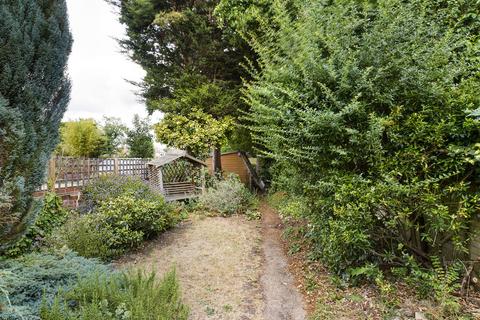 9 Chestnut Close, Addlestone, KT15 2JG