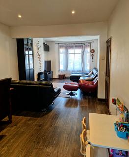 3 bedroom terraced house to rent, Richmond Road, Ilford IG1