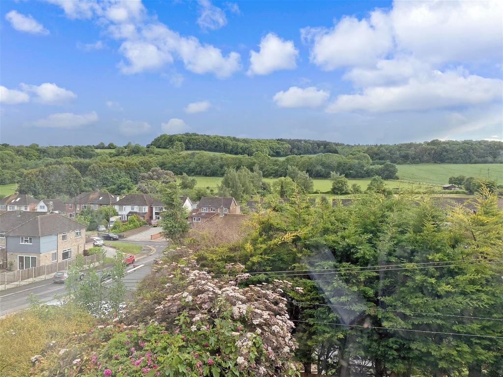 Charles Drive, Cuxton, Rochester, Kent 3 bed terraced house £280,000