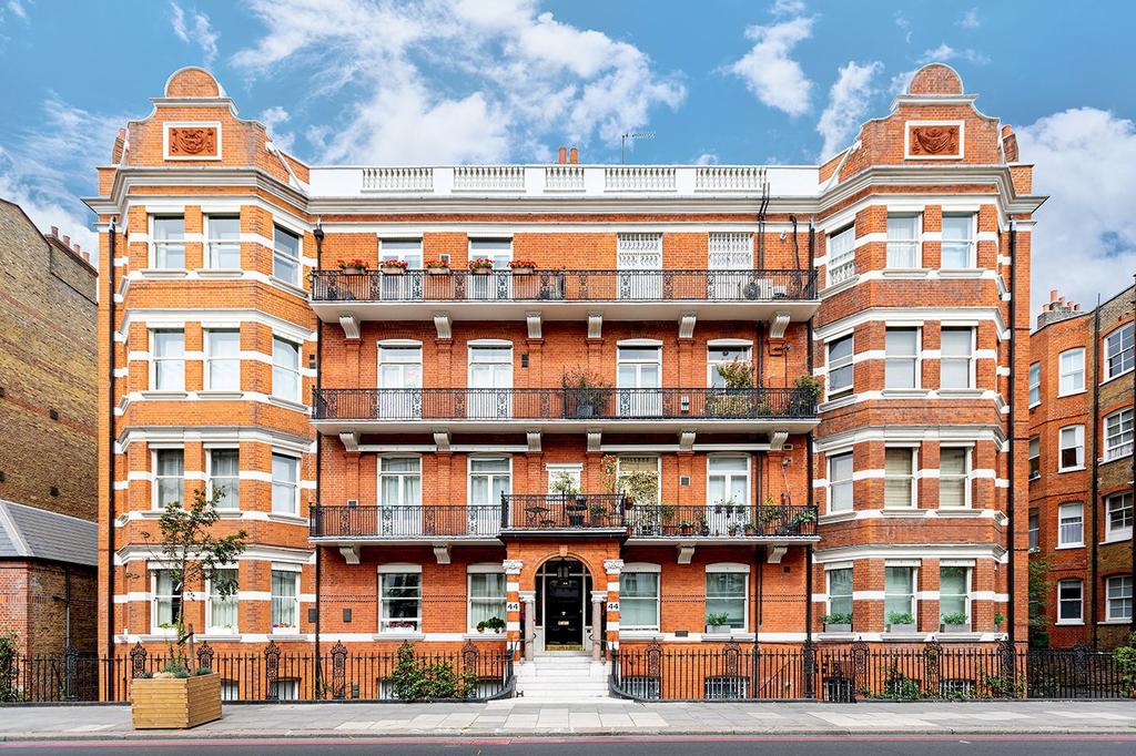 Warwick Road, Earl's Court, London, SW5 2 bed apartment £950,000
