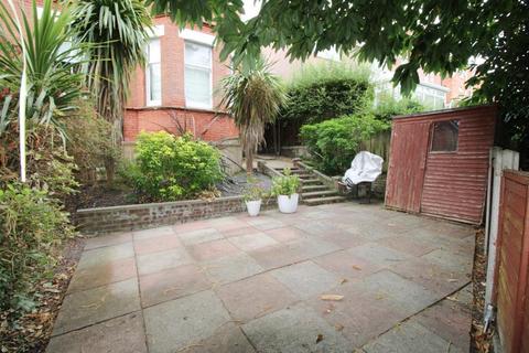 3 bedroom flat to rent, Beaulieu Road, Bournemouth BH4