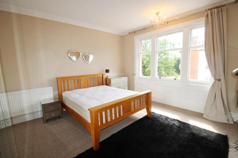 3 bedroom flat to rent, Beaulieu Road, Bournemouth BH4