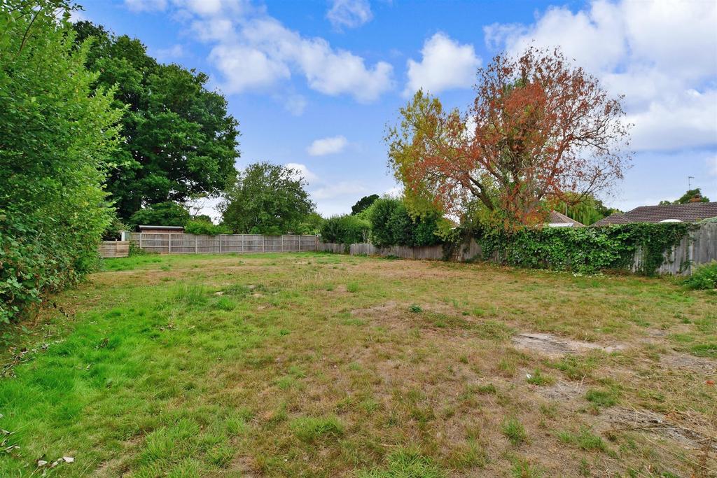 Fairfield Avenue, Horley, Surrey 2 bed detached bungalow for sale £