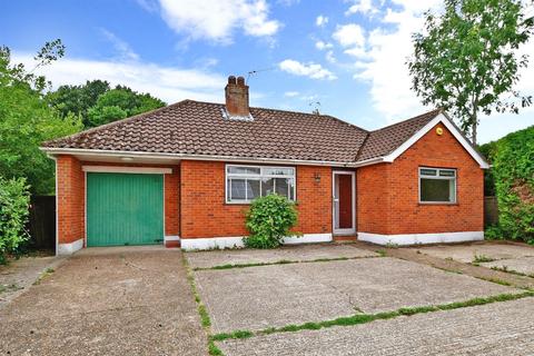 2 bedroom detached bungalow for sale - Fairfield Avenue, Horley, Surrey