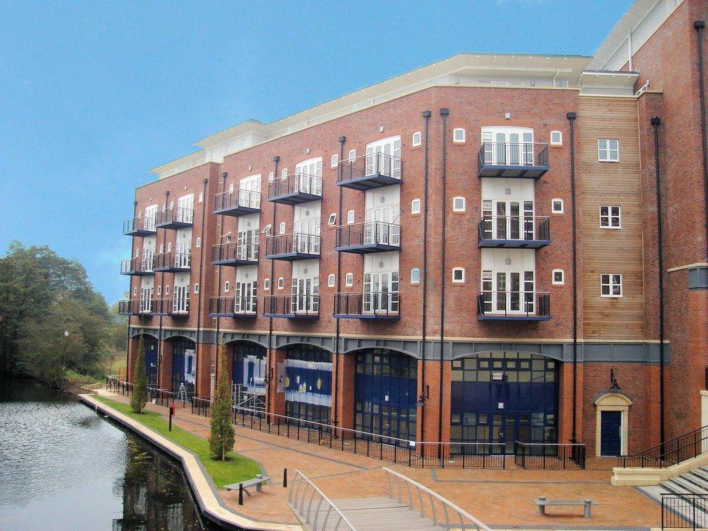 Waterside Heights, Dickens Heath, Solihull, B90 2 bed flat £1,250 pcm