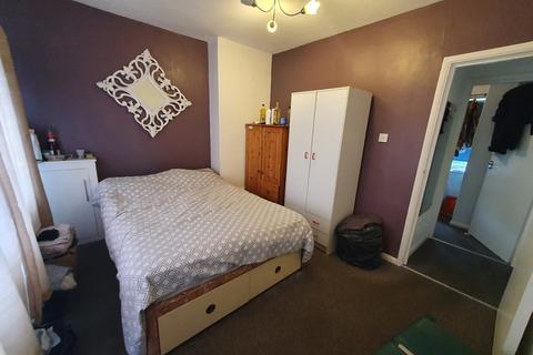 2 bedroom flat to rent - Merthyr Road,