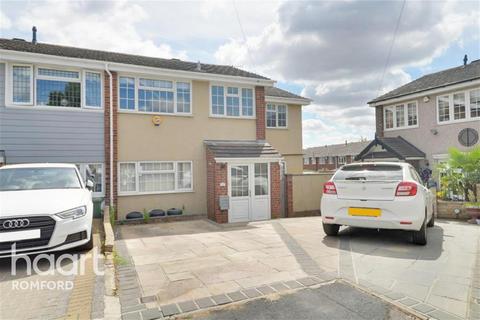 4 bedroom end of terrace house to rent - Browne Close - Collier Row - RM5