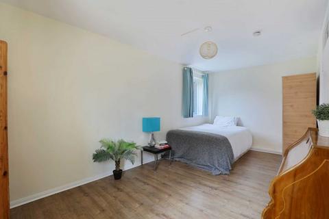 4 bedroom flat to rent, Kingsdown Close, Bermondsey, London, SE16 3DW