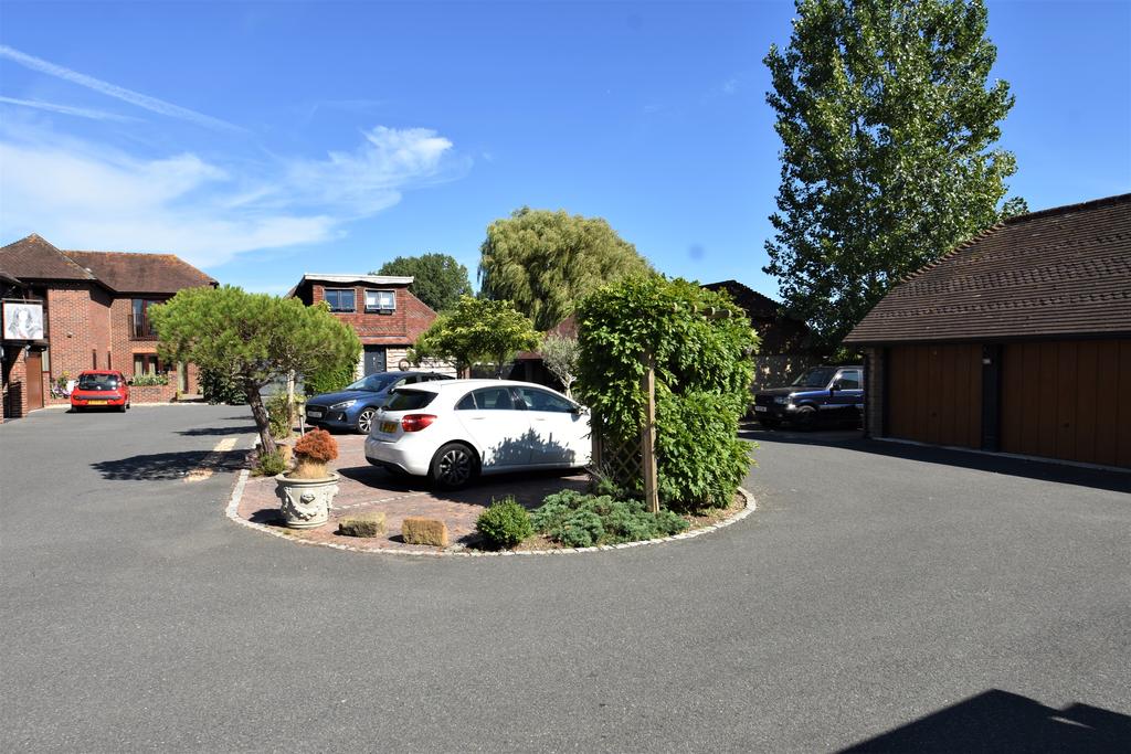 Main Road, Fishbourne PO18 2 bed apartment £1,150 pcm (£265 pw)