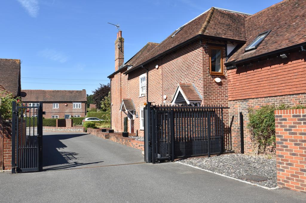 Main Road, Fishbourne PO18 2 bed apartment £1,150 pcm (£265 pw)