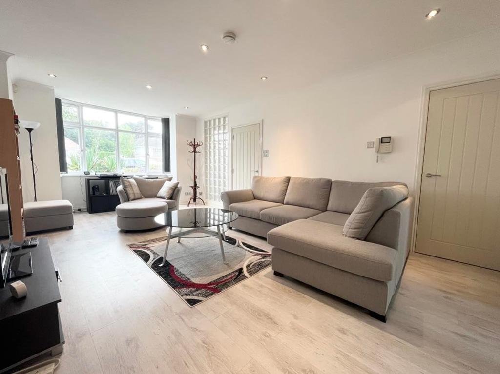 Feversham Avenue, Bournemouth, Dorset, BH8 2 bed £1,350