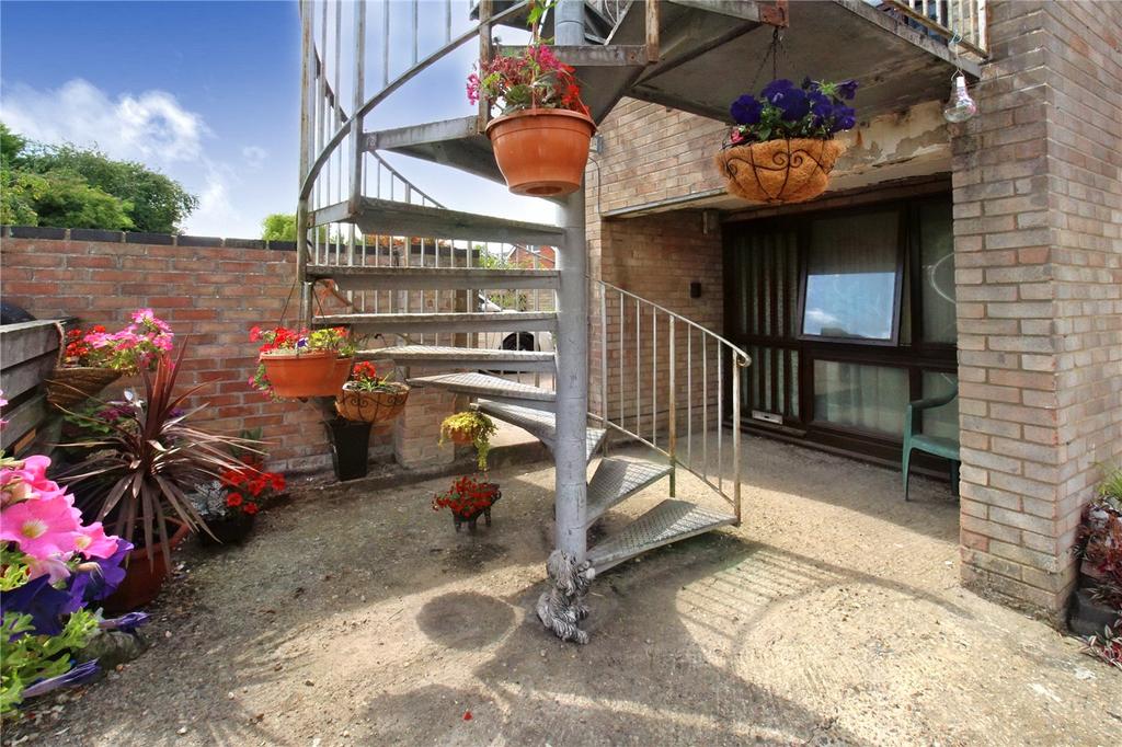 Oval Road, Costessey, Norwich, Norfolk, NR5 3 bed end of terrace house £275,000