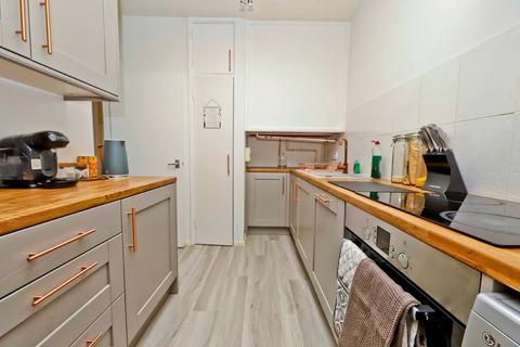 2 bedroom flat for sale - Hazeldene Drive, Pinner