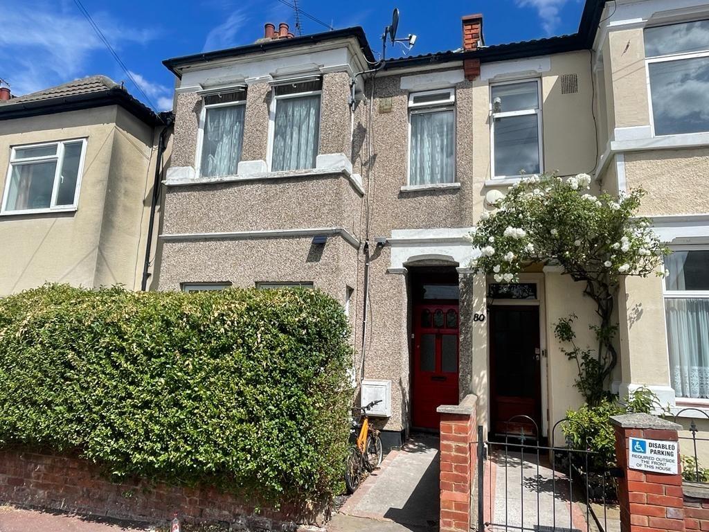 Gainsborough Drive, Westcliff On Sea 1 bed ground floor flat £725 pcm