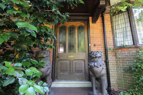 5 bedroom manor house for sale - Murrays Lane, Byfleet