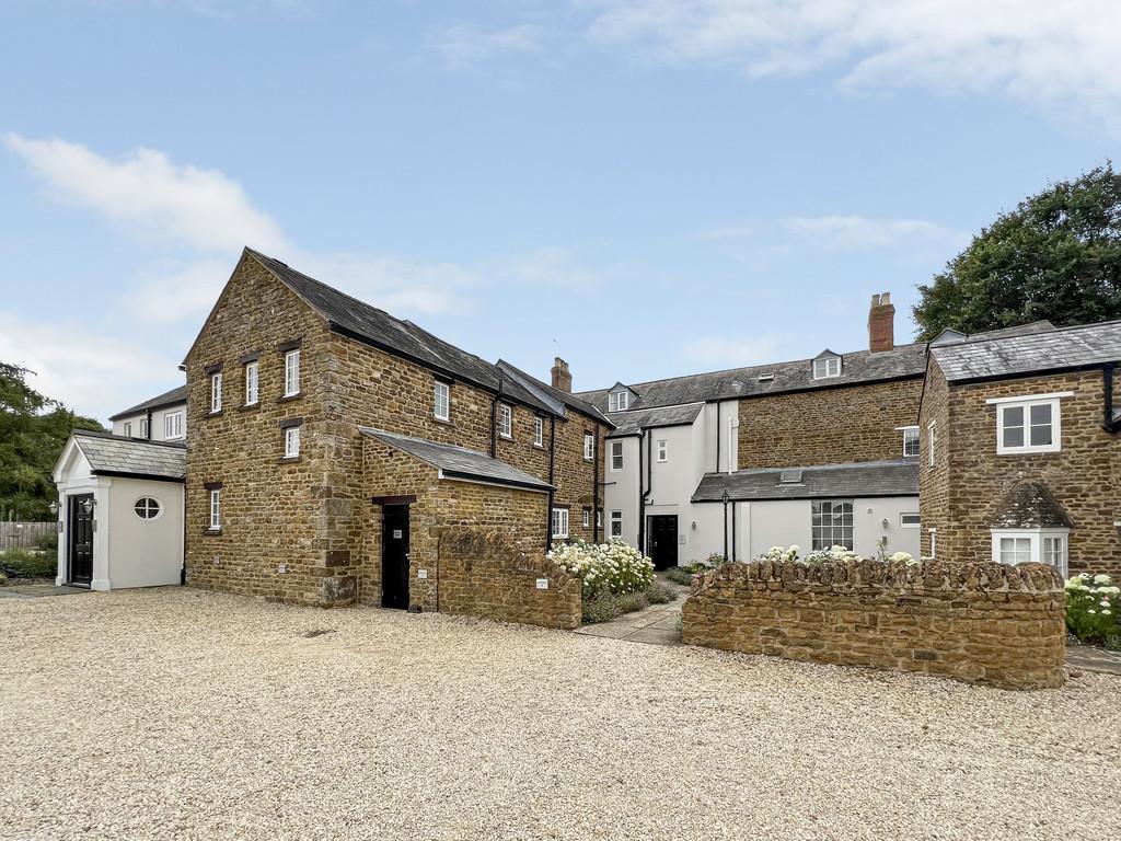 Meadow Drive, Middleton Cheney 2 bed apartment £1,000 pcm (£231 pw)