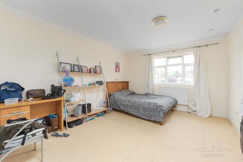 27 The Rye, London, N14 4LX