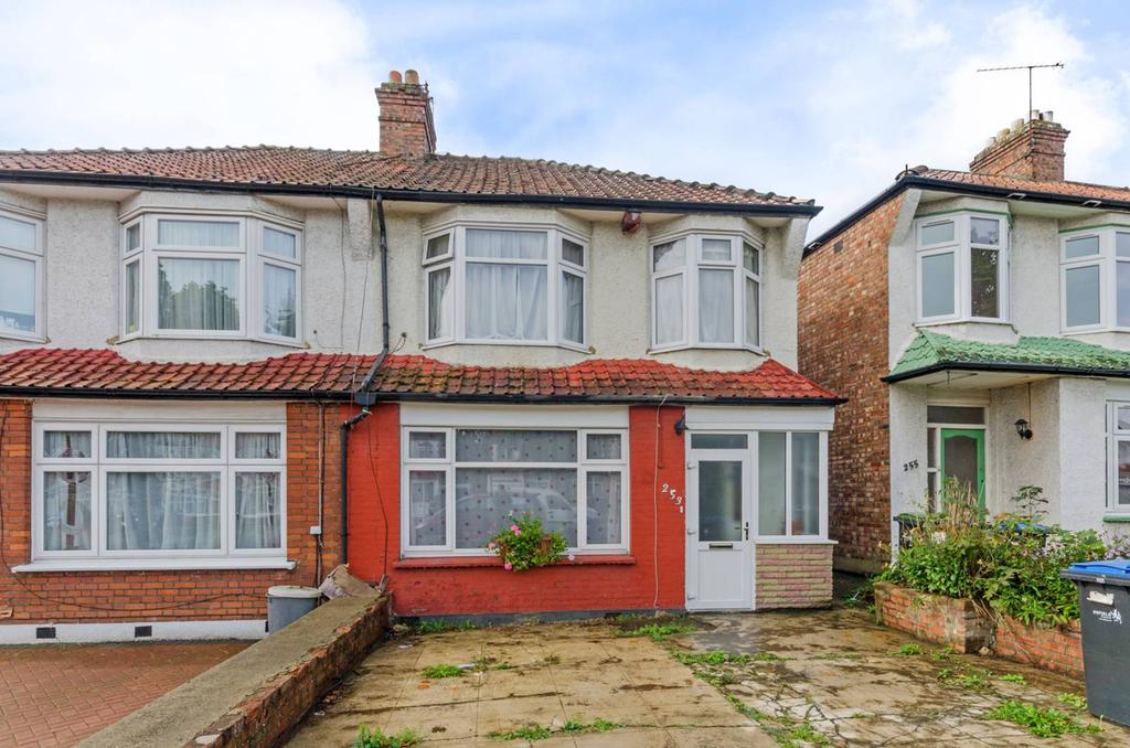 Bowes Road, Arnos Grove, London, N11 4 bed house £9,252 pcm (£2,135 pw)
