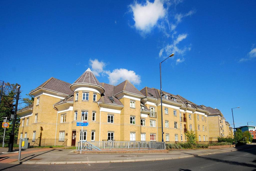 Century Court, Woking, GU21 2 bed flat to rent £1,350 pcm (£312 pw)