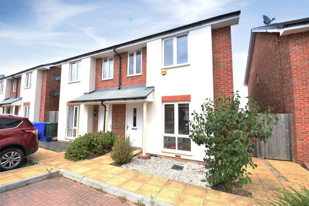 Coxwell Avenue, Farnborough... 3 bed semidetached house £1,650 pcm