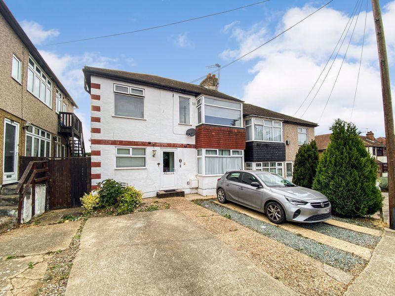 Grey Towers Avenue, Hornchurch 2 bed flat to rent £1,300 pcm (£300 pw)