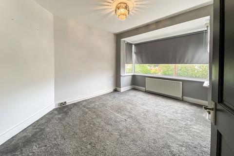 2 bedroom flat to rent - Grey Towers Avenue, Hornchurch