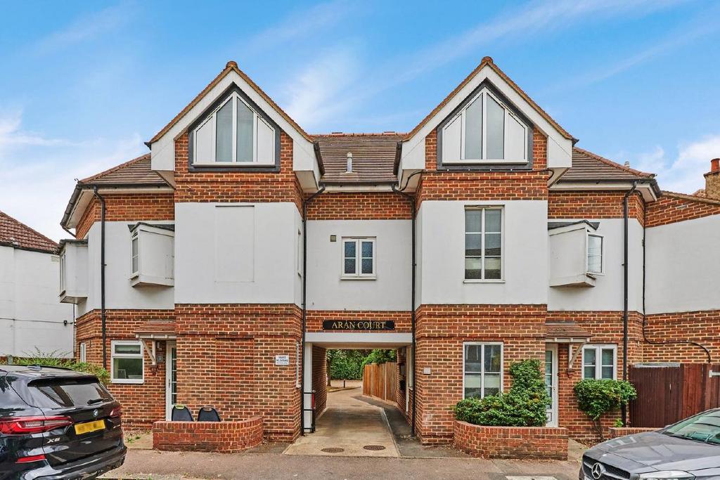 Cannon Close, Raynes Park 2 bed flat for sale £350,000