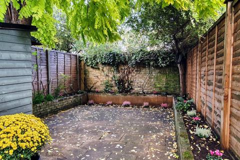 4 bedroom terraced house to rent, Trott Street, Battersea