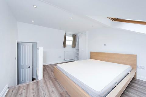 4 bedroom terraced house to rent, Trott Street, Battersea