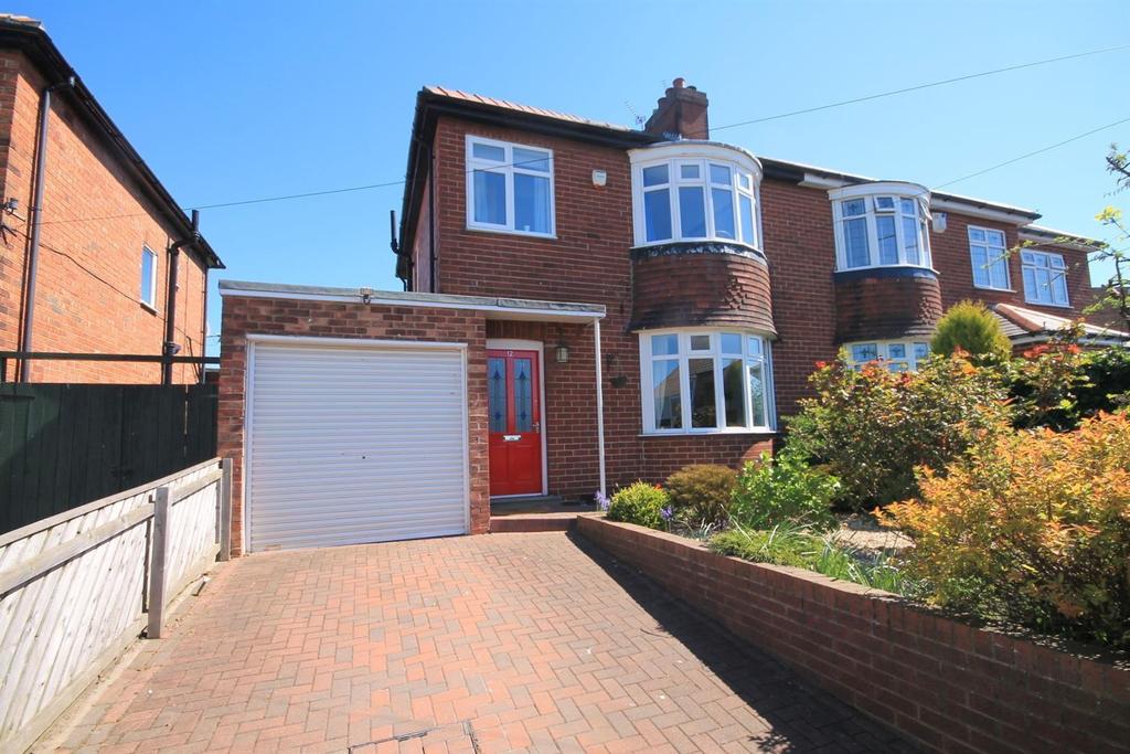 Moor Crescent, Gilesgate 3 bed semidetached house £890 pcm (£205 pw)
