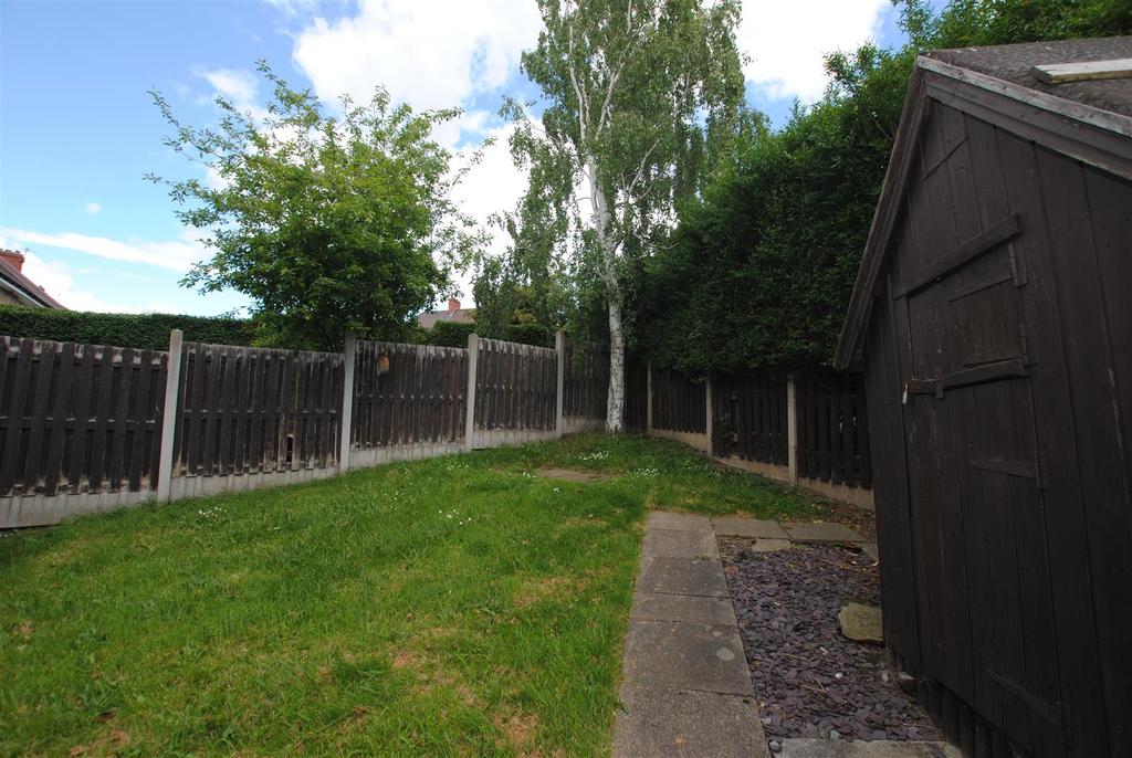 Newbridge Lane, Old Whittington, Chesterfield, S41 9JH 3 bed semidetached house £140,000