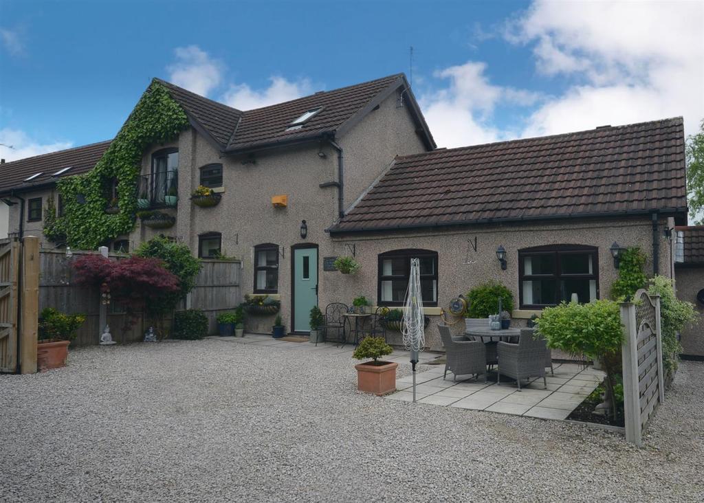 Erin Road, Duckmanton, Chesterfield... 3 bed semidetached house £350,000