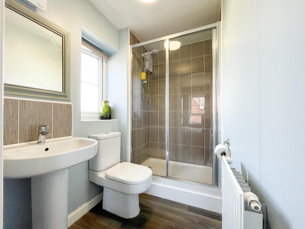 Bed 1 Ensuite.jpg