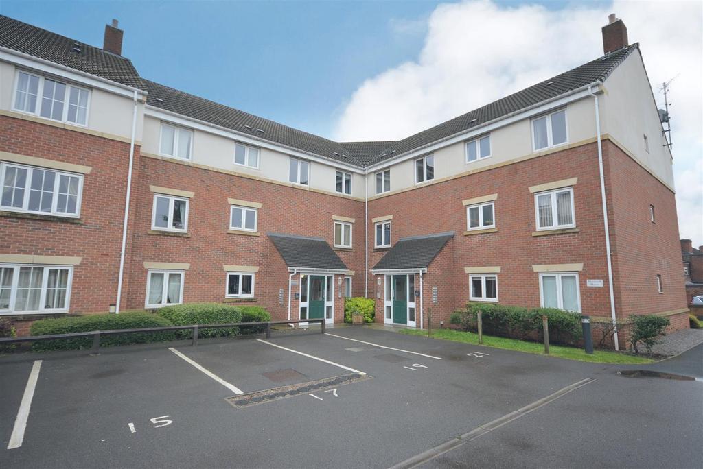 Moorcroft House, Archdale Close, Chesterfield, S40 2GB 2 bed flat for