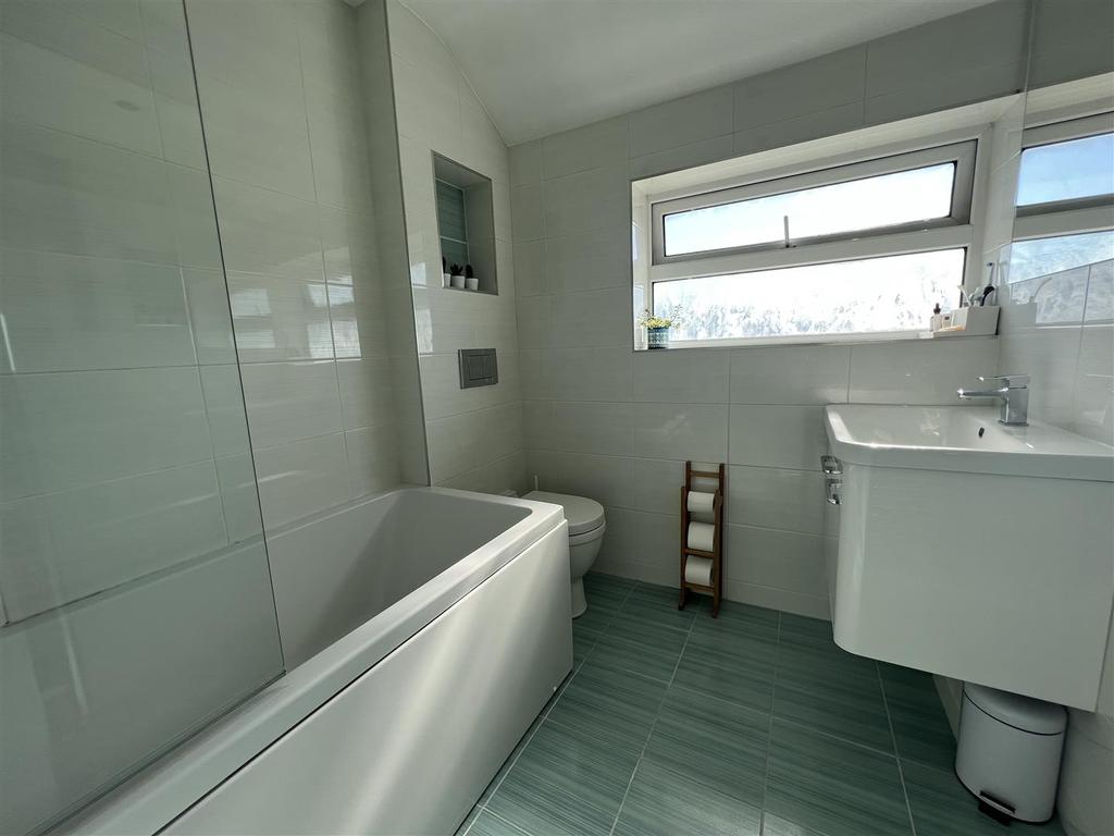 Deerlands Road, Wingerworth, Chesterfield, Derbyshire 3 bed semi