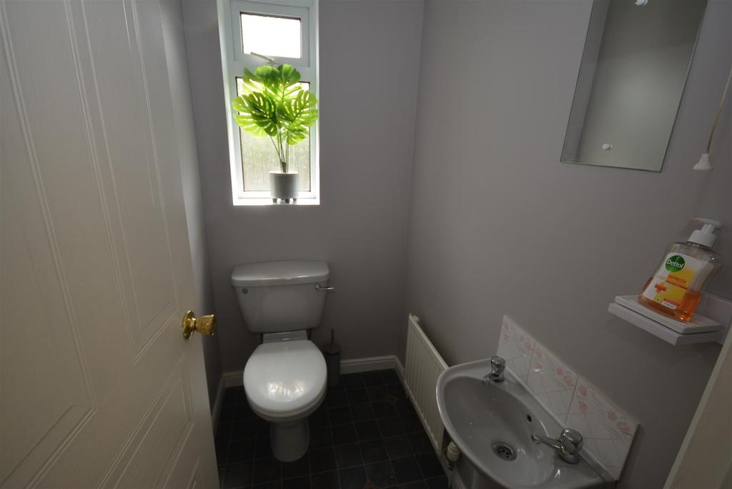 Pond Lane, New Tupton, Chesterfield, S42 6BG 3 bed detached house for