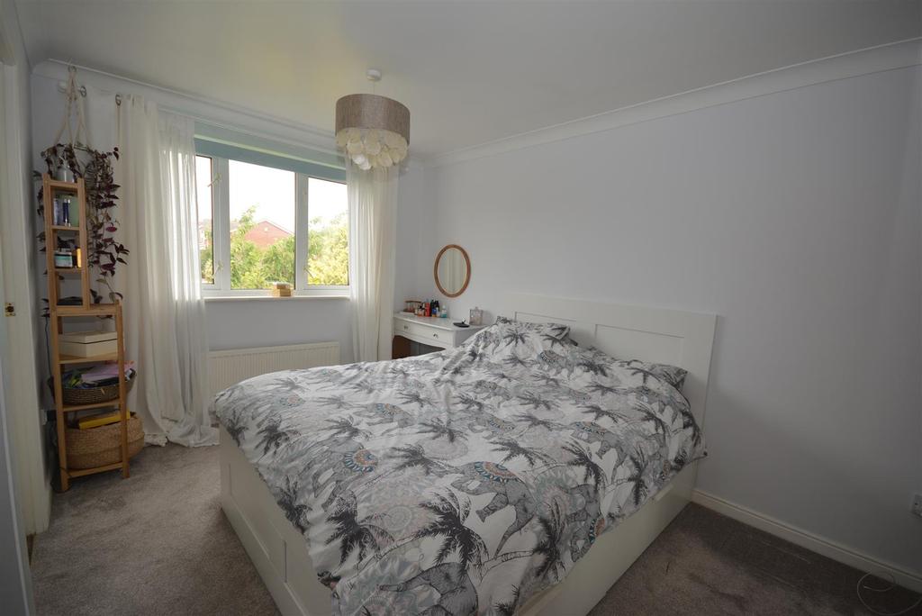 Pond Lane, New Tupton, Chesterfield, S42 6BG 3 bed detached house for