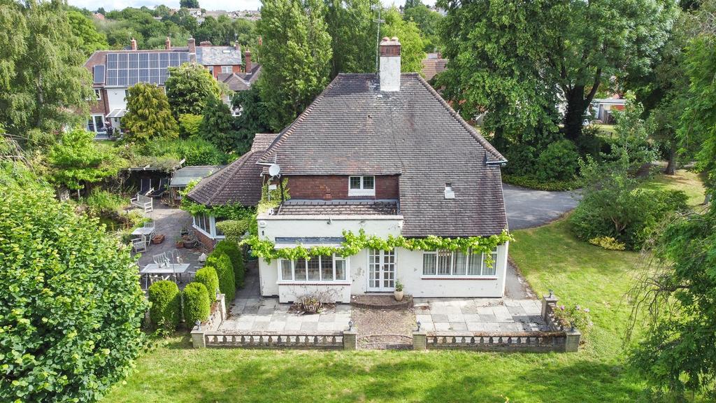 Old Hall Road, Ashgate, Chesterfield, S40 1HJ 4 bed detached house £