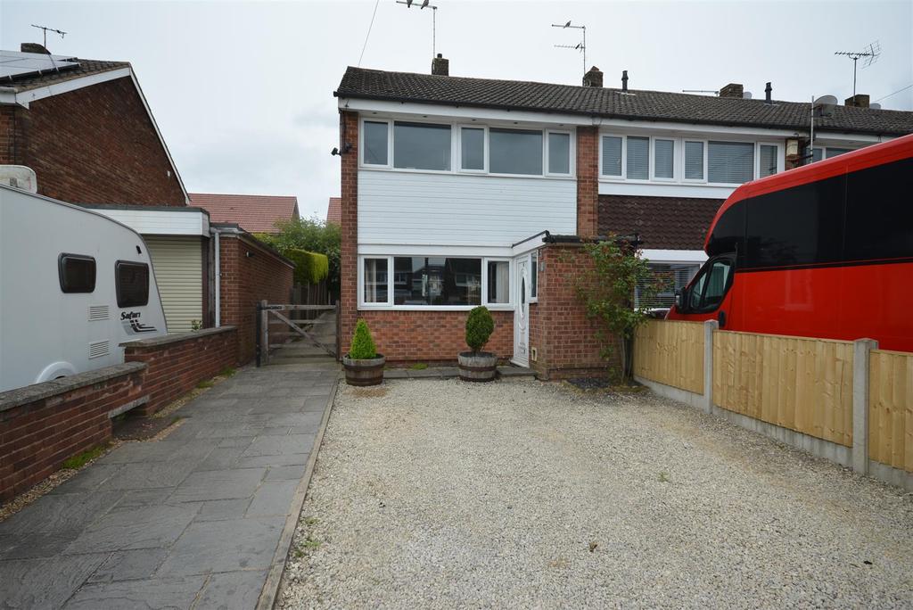 Hazel Avenue, Lower Pilsley, Chesterfield, S45 8DX 3 bed end of terrace