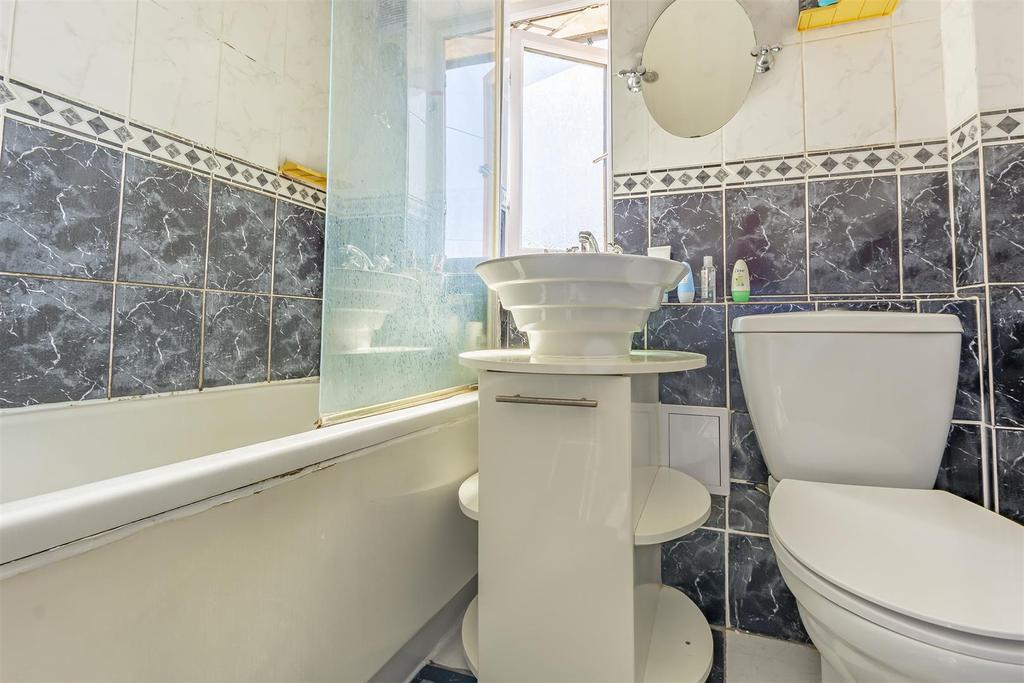 Bathroom (5)-HDR copy.jpg